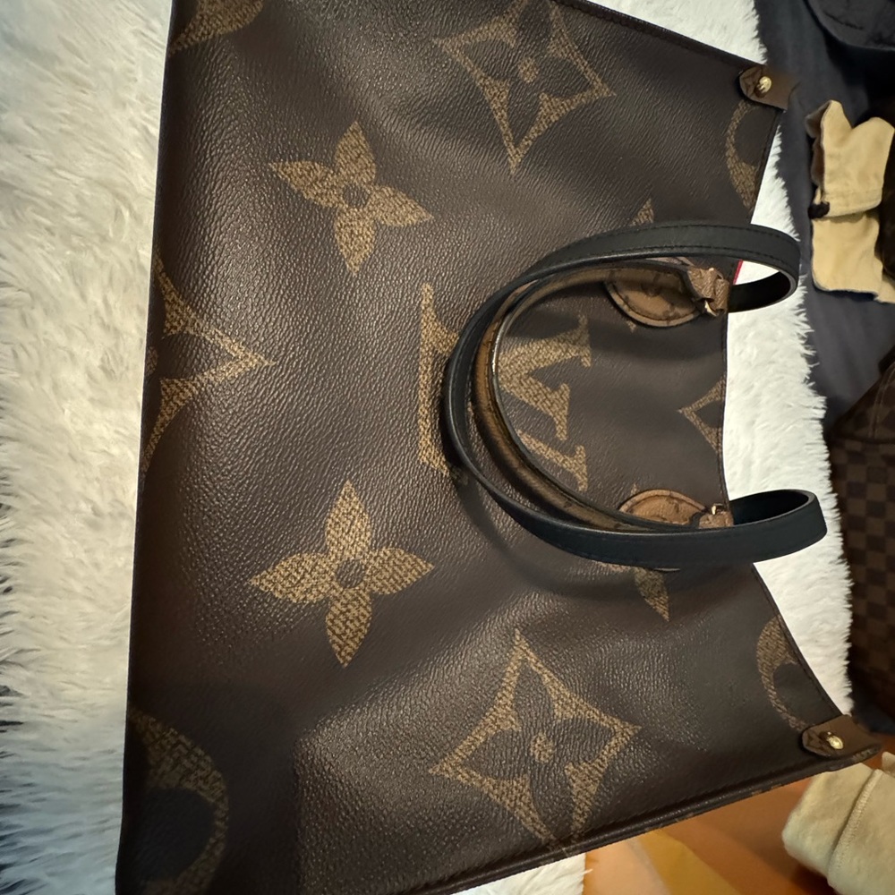 Louis Vuitton OnTheGo - Picture 2 of 16
